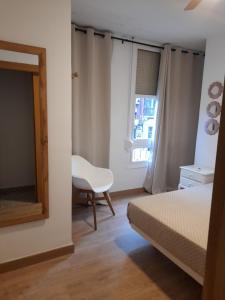 1 dormitorio con 1 cama, 1 silla y 1 ventana en Apartamento El Lago Cartagena Centro., en Cartagena