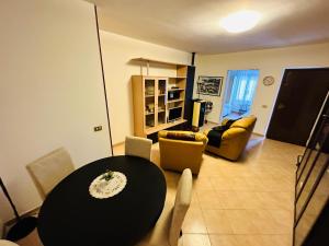 - un salon avec une table et des chaises noires dans l'établissement Villa Lisbona, à Ladispoli