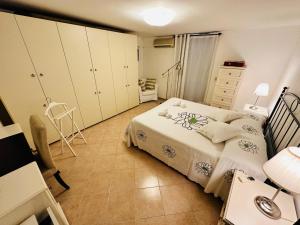 - une chambre avec un lit et une chaise dans l'établissement Villa Lisbona, à Ladispoli