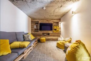 - un salon avec un canapé bleu et des oreillers jaunes dans l'établissement Ancien Moulin de Neffe, à Bastogne