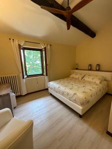 een slaapkamer met een groot bed en een raam bij Agriturismo Akasha in Branca