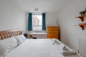 En eller flere senge i et værelse på Central 2BD Flat with Balcony - Shoreditch