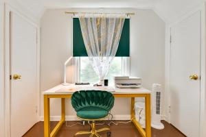 Fotografie z fotogalerie ubytování Themed New York Home about 2 Mi to Niagara Falls! v destinaci Niagara Falls