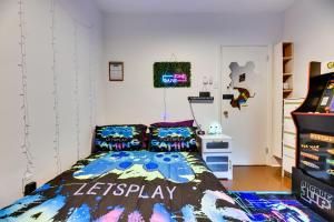 Fotografie z fotogalerie ubytování Themed New York Home about 2 Mi to Niagara Falls! v destinaci Niagara Falls