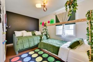 Fotografie z fotogalerie ubytování Themed New York Home about 2 Mi to Niagara Falls! v destinaci Niagara Falls
