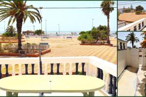 una mesa en un balcón junto a la playa en Lot 46 en Souira Kedima