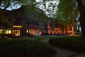 un edificio con luces rojas delante de él en chillten dorsten, en Dorsten