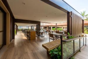 a restaurant with tables and chairs and a balcony at Fildi Hotel in Sumaré