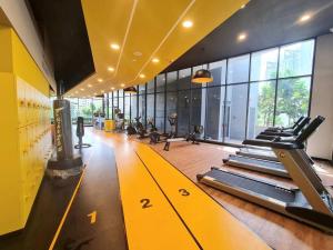 - une salle de sport avec des rames de tapis de course dans l'établissement 2R2B Apartment 10 mins to KLCC, à Kuala Lumpur