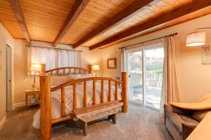 グローブランドにあるGroveland Home - Walk to Pine Mountain Lake!のベッドとソファと窓のある寝室