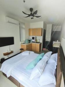 ein Schlafzimmer mit einem großen weißen Bett mit blauen Kissen in der Unterkunft 2R2B Apartment 10 mins to KLCC in Kuala Lumpur