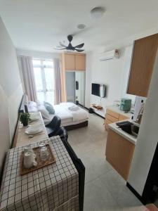 ein Wohnzimmer mit einem Sofa und einem Tisch in einem Zimmer in der Unterkunft 2R2B Apartment 10 mins to KLCC in Kuala Lumpur