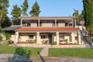 dom z werandą i dziedzińcem w obiekcie Medusa Rooms w mieście Kallithea