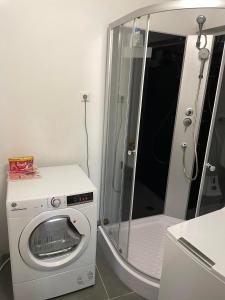 a washing machine and a shower in a bathroom at Hostel Sofia in Nuremberg