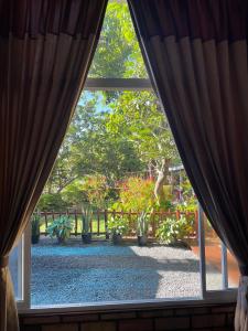 埃拉的住宿－Poomaz Peace Palace，从房子的窗户可欣赏到花园景色