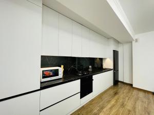 Кухня или мини-кухня в Modern Apartment with Exceptional Location
