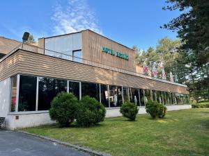 budynek z napisem na froncie w obiekcie Hotel Bezdez Stare Splavy w mieście Staré Splavy