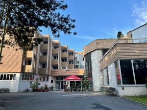budynek z czerwonym parasolem przed nim w obiekcie Hotel Bezdez Stare Splavy w mieście Staré Splavy