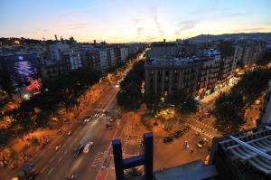 an overhead view of a city street at dusk at Hotel Barcelona Universal in Barcelona