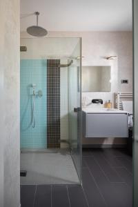 un bagno con doccia e lavandino di Villa Valsavia, apartment Valsavia with pool and SPA a Rovigno (Rovinj)