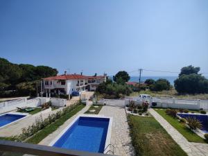 - une vue aérienne sur une maison avec 2 piscines dans l'établissement VILLA CASSIOPEIA, à Nikiti