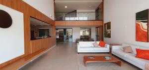 a living room with two white couches and a table at Fildi Hotel in Sumaré