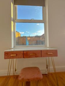 a window with a desk and a stool in front of it at Chancery Lane Residenses in London
