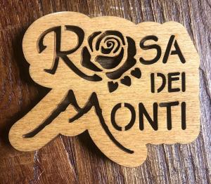 a wooden sign with the words raisin de maroni at Chalet Rosa dei Monti in Valprato Soana