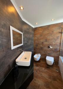 ファロにあるCasa di Campara Villa Faroのバスルーム(洗面台、トイレ付)