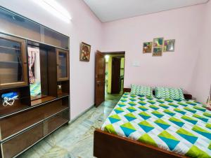 ein Schlafzimmer mit einem Bett und einer Kommode in der Unterkunft Spacious 3BHK House opp South City Mall in Kalkutta