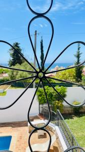 una escultura de metal de una flor en un patio en El Gharbe by Check-in Portugal, en Albufeira