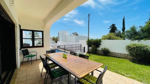 d'une terrasse avec une table et des chaises en bois sur un balcon. dans l'établissement El Gharbe by Check-in Portugal, à Albufeira