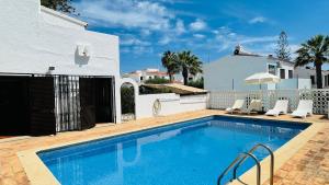 una piscina frente a una casa blanca en El Gharbe by Check-in Portugal, en Albufeira