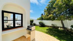 una ventana de una casa con vistas a un patio en El Gharbe by Check-in Portugal, en Albufeira