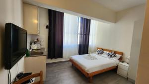 una camera d'albergo con letto e TV di David Hameleh House a Netanya