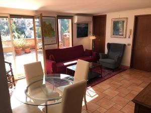 Angelo Emo Terrace في روما: غرفة معيشة مع أريكة وطاولة وكراسي