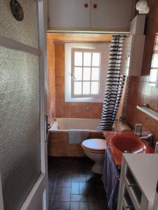 ein Badezimmer mit einer Badewanne, einem WC und einem Waschbecken in der Unterkunft Nice house at the beach near Barcelona, new in Premiá de Mar