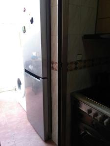 einen Kühlschrank in einer Küche neben einer Theke in der Unterkunft Nice house at the beach near Barcelona, new in Premiá de Mar