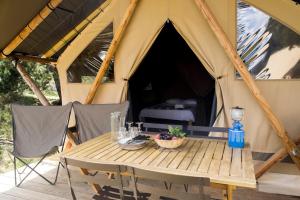 法爾肯堡的住宿－CityKamp Valkenburg - Maastricht，帐篷前的木桌