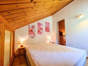 Łóżko lub łóżka w pokoju w obiekcie Chalet confortable avec poêle et terrasse, 3 chambres, garage, animaux admis - FR-1-425-198
