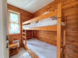 Łóżko lub łóżka w pokoju w obiekcie Chalet confortable avec poêle et terrasse, 3 chambres, garage, animaux admis - FR-1-425-198