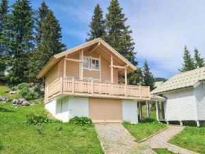 dom z tarasem na boku w obiekcie Chalet confortable avec poêle et terrasse, 3 chambres, garage, animaux admis - FR-1-425-198 w mieście Arâches-la-Frasse