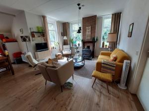 a living room with a couch and chairs at Apartment Zus en Zo in Uffelte