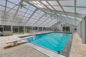 uma piscina interior com tecto de vidro em Secluded Calais Getaway Deck, Hot Tub and More! 