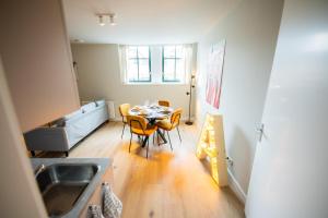 uma cozinha e sala de jantar com mesa e cadeiras em Astonishing 3 Bedroom Serviced Apartment 73m2 em Roterdã