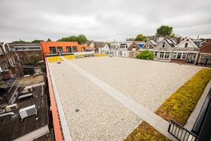 una vista aérea de un gran patio con casas en Astonishing 3 Bedroom Serviced Apartment 73m2, en Róterdam