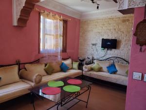 un soggiorno con divano e tavolo di Apartement en 1er etage et autre 2eme avec terasse location longue duré a Essaouira