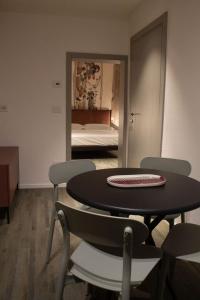 een kamer met een tafel en stoelen en een slaapkamer bij MONACHILE APARTMENTS in Polignano a Mare