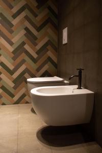 een badkamer met een toilet en een wastafel bij MONACHILE APARTMENTS in Polignano a Mare