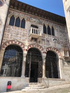 un gran edificio de piedra con 3 ventanas grandes en b&b casa largo la piazzola, en Vittorio Veneto